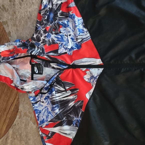 Nike Floral Crop Windrunner, Light Rain Jacket, Hooded Lightweight - Picture 7 of 8